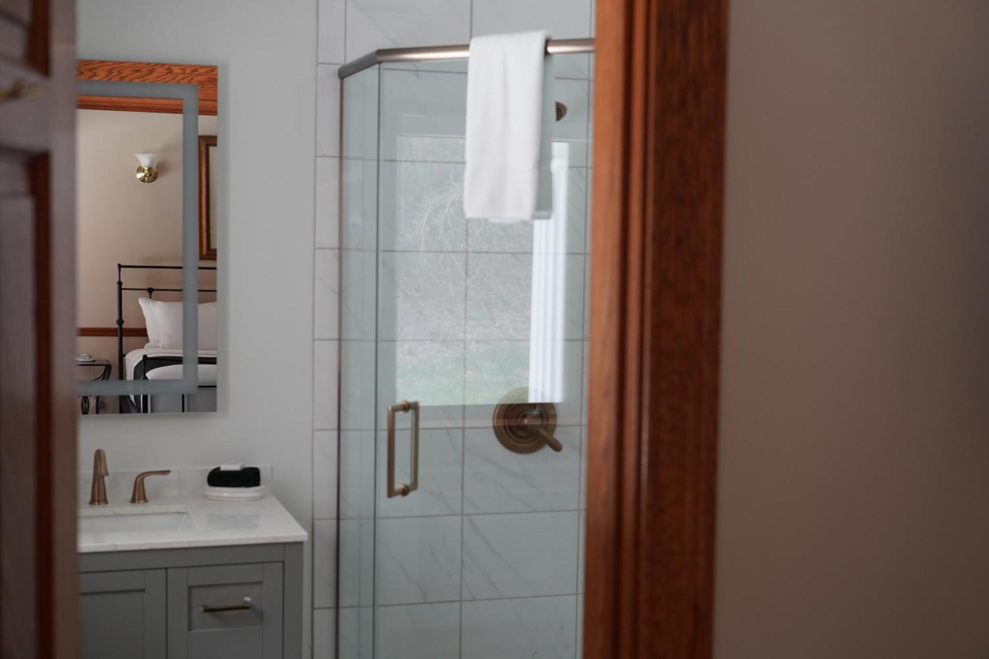 Inn At Black Star Farms Suttons Bay Room photo